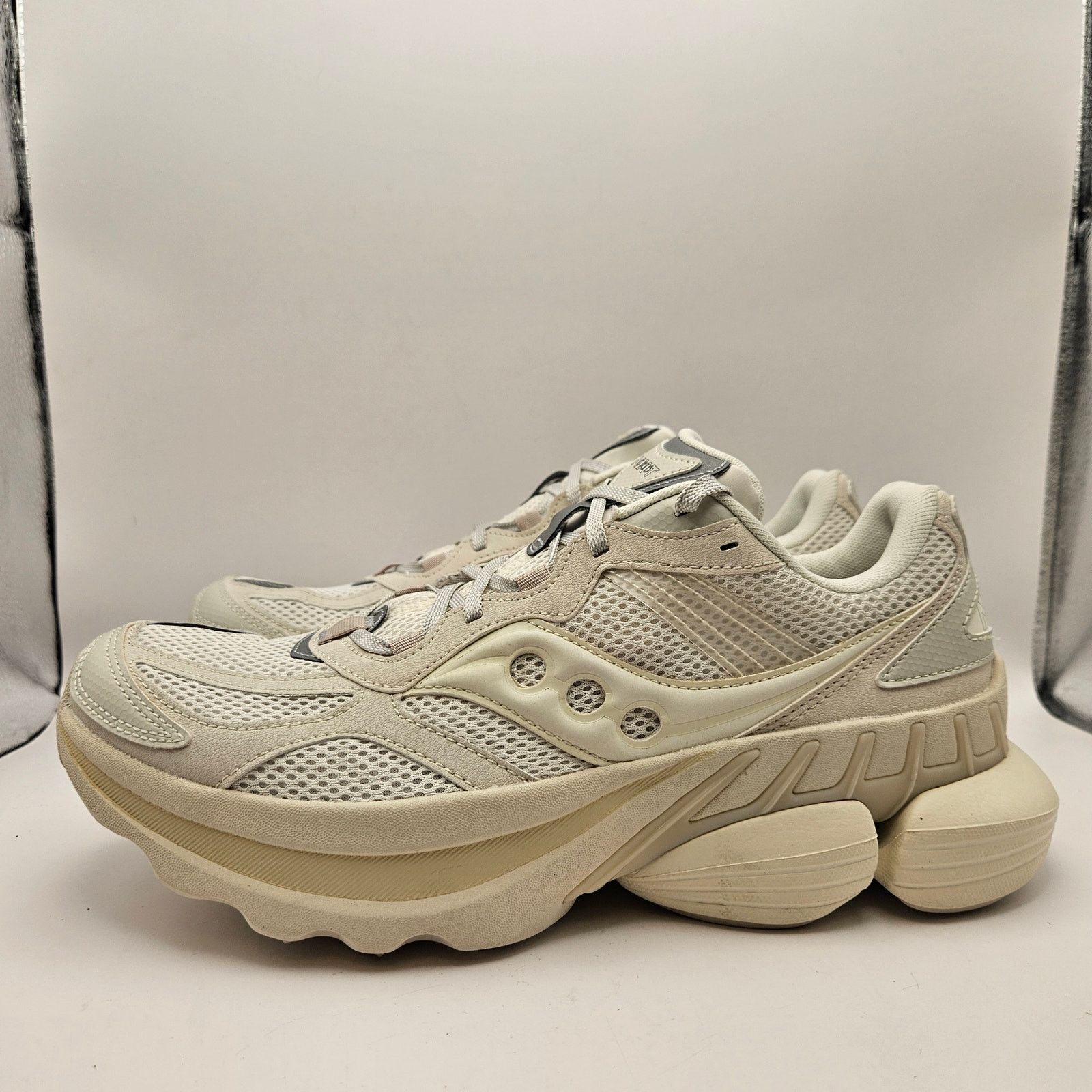 Saucony SAUCONY UNISEX 9.5 PROGRID TRIUMPH 4 CREAM IVORY MESH RUN Size US 9.5 / EU 42-43 - 2 Thumbnail