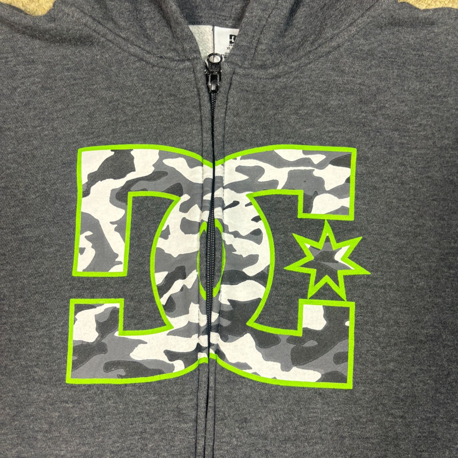 DC vintage y2k 2000s DC Shoes green and gray camo logo hoodie L Size US L / EU 52-54 / 3 - 2 Thumbnail