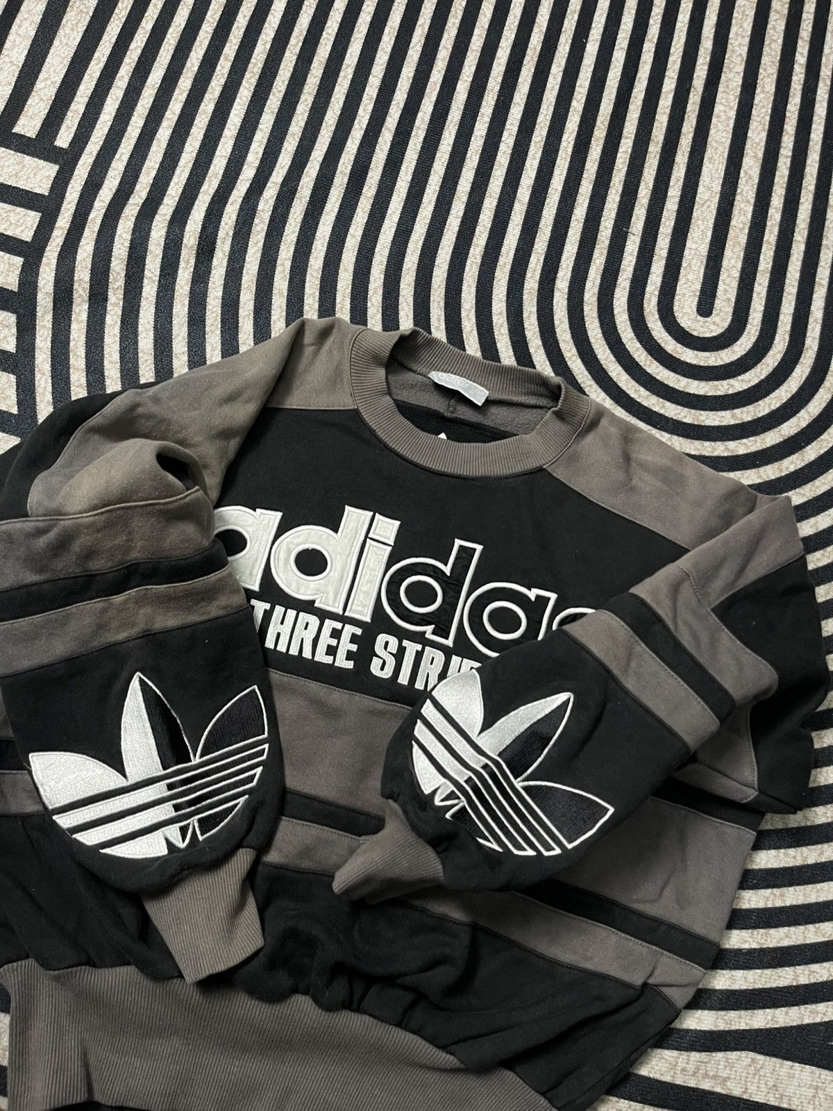 Adidas 90s ADIDAS THREE STRIPES RETRO LOGO SUN FADED BOXY STYLE Size US M / EU 48-50 / 2 - 8 Thumbnail