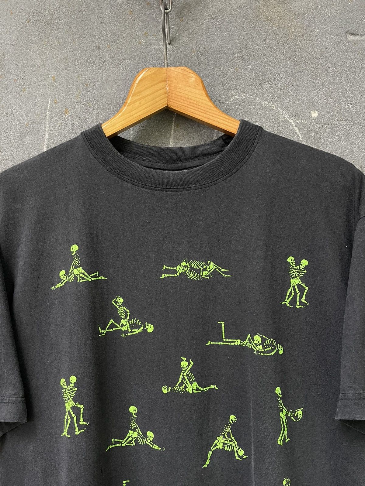 Fashion Victim × Vintage Vintage 90’s Skeleton Y2K Bone In Love T-Shirt Kamasutra Size US L / EU 52-54 / 3 - 4 Thumbnail