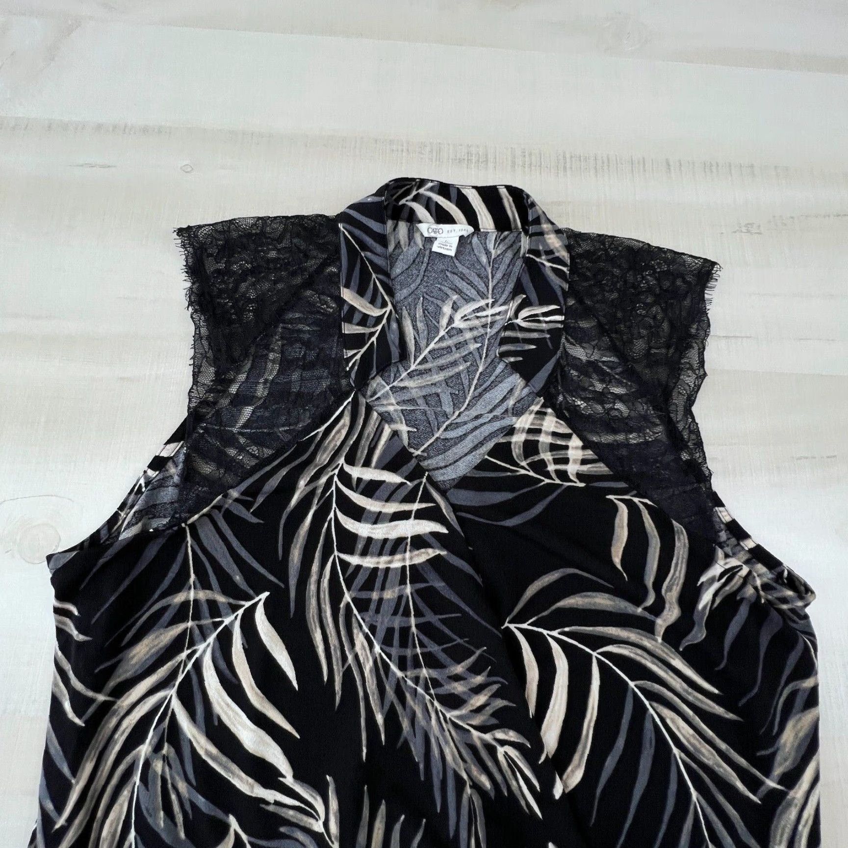 Vintage Cato Women's Large Black Sleeveless V Neck Lace Top Blouse Casual Flowy Size L / US 10 / IT 46 - 2 Thumbnail