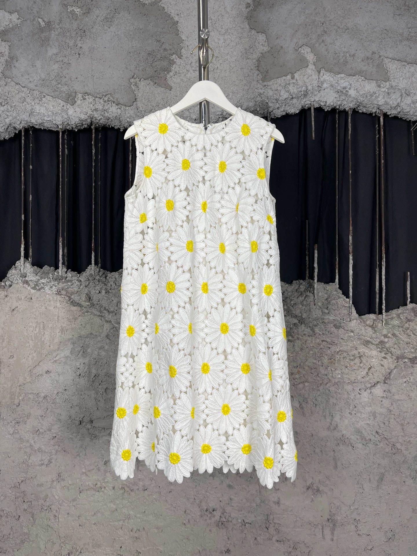 Dolce & Gabbana Dolce & Gabbana Women's Daisy Print Dress 40 99 New Size S / US 4 / IT 40 - 1 Thumbnail