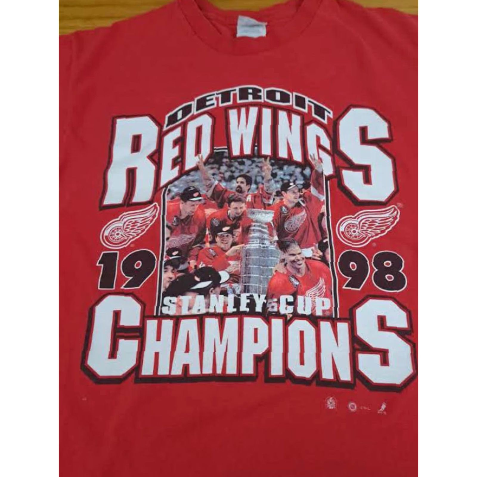 Hanes VINTAGE Deroit Red Wings 1998 Stanley Cup Photo Print T-Shirt Hanes Large Size US L / EU 52-54 / 3 - 6 Thumbnail