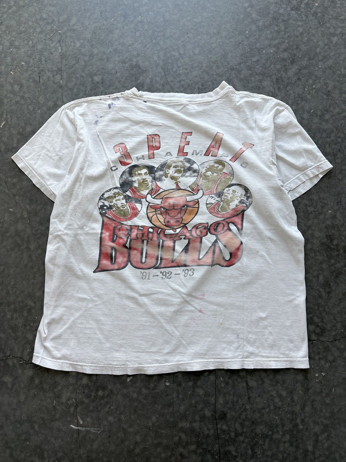 Vintage Vintage 90s Chicago Bulls Rap Tee 3 Peat Thrashed Boxy Fit Size US L / EU 52-54 / 3 - 11 Thumbnail