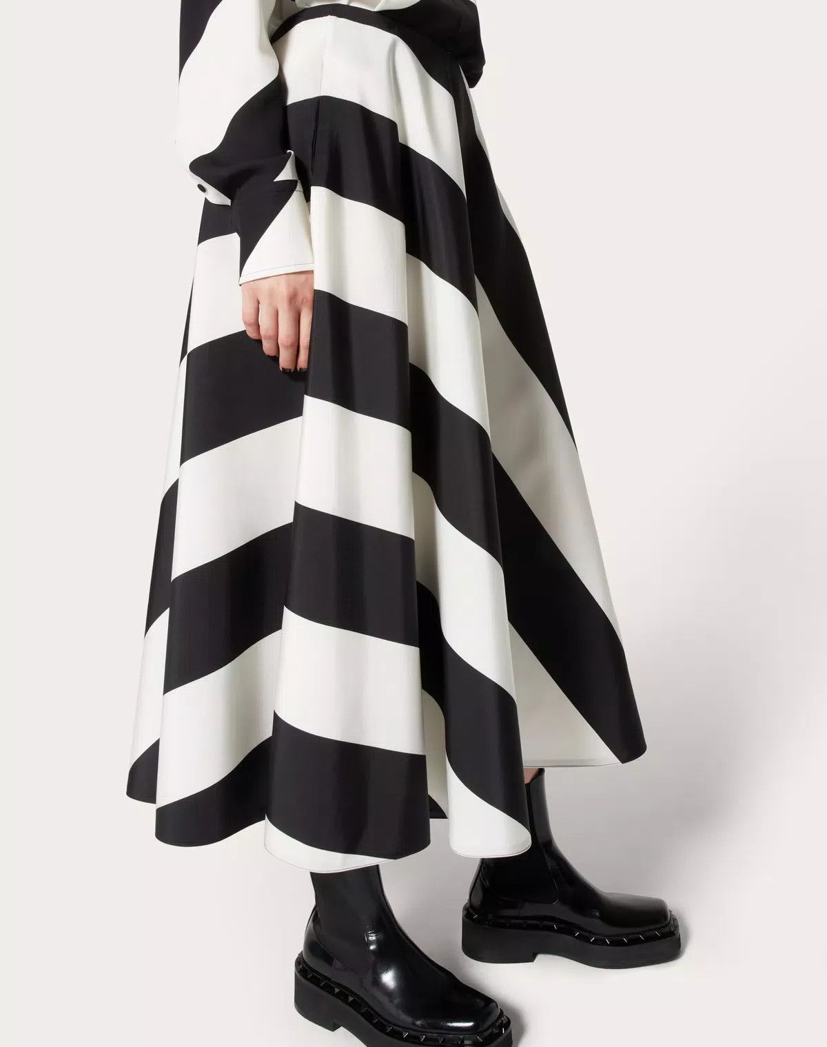 Valentino o1s1wg110625 Strhype Crepe Couture Midi Skirt in Black/White Size 30" / US 8 / IT 44 - 6 Thumbnail