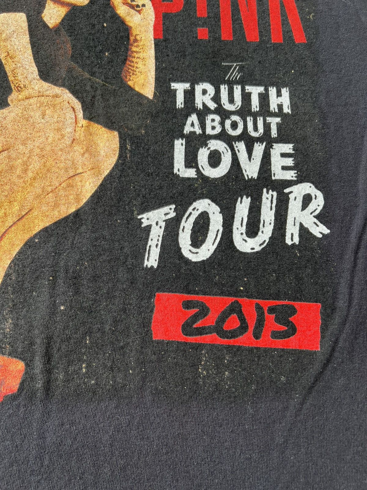 Band Tees Vintage 2013 Pink The Truth About Love Tour Black T-shirt Size US M / EU 48-50 / 2 - 8 Thumbnail