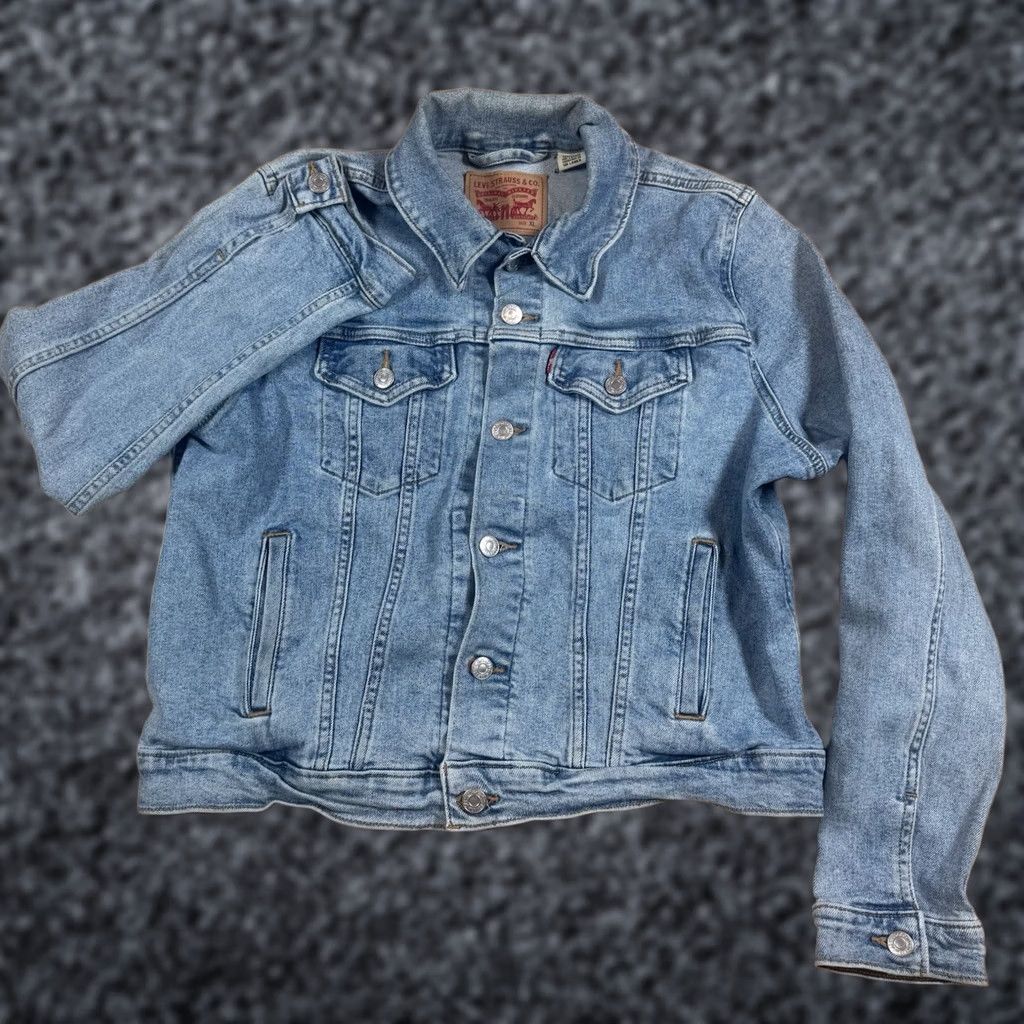Levi's VINTAGE Levi’s Denim Trucker Jacket Women’s XL Button Light Wash Size XL / US 12-14 / IT 48-50 - 1 Thumbnail