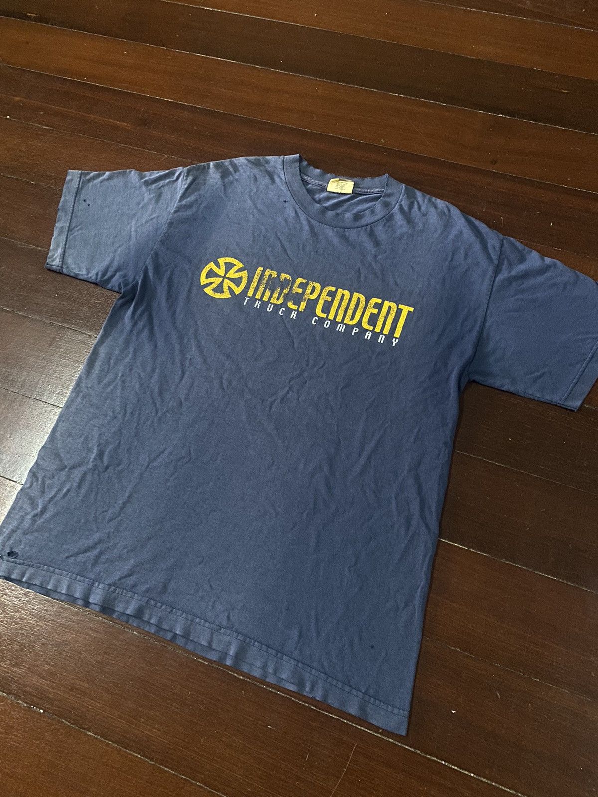 Independent Truck Co. FIRE 🔥🔥 VINTAGE 90s INDEPENDENT TRUCK COMPANY BOX LOGO faded Size US L / EU 52-54 / 3 - 3 Thumbnail