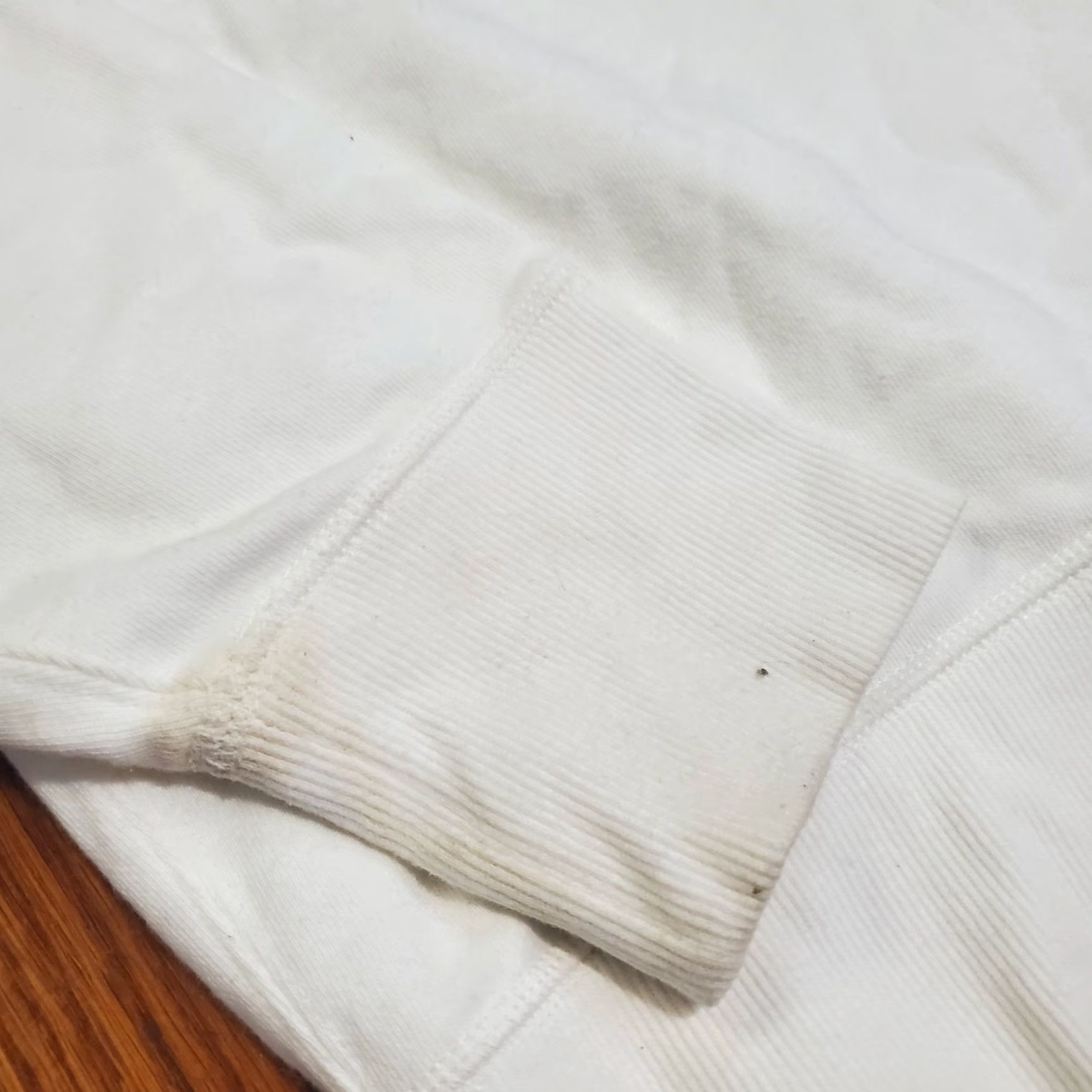 Uniqlo VINTAGE Uniqlo X Kaws X Peanuts Little Snoopy Crewneck White Size Medium (2017) Size US M / EU 48-50 / 2 - 3 Thumbnail