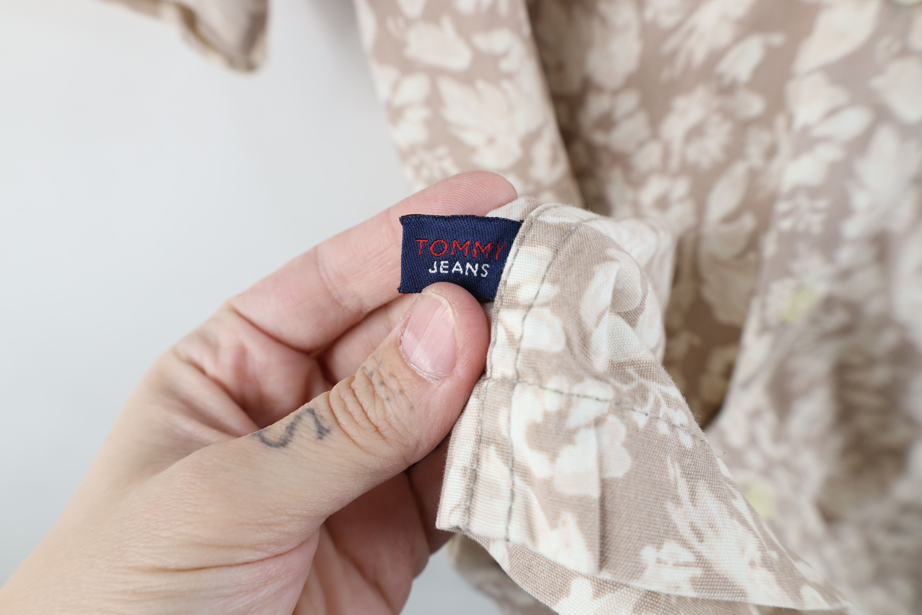 Tommy Hilfiger Vintage 90s Tommy Hilfiger Flower Luau Hawaiian Button Shirt Size US XL / EU 56 / 4 - 6 Thumbnail