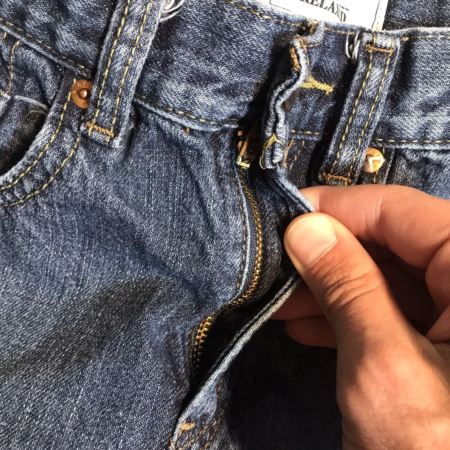 Levi's VINTAGE Levis 550 Shorts Women Measured 26 x 2 Inseam Medium Wash Blue Relaxed Fit 25x2 Size 26" / US 2 / IT 38 - 4 Thumbnail