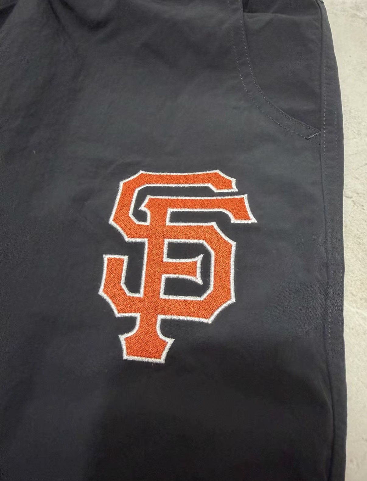 Palace PALACE × San Francisco Giants SS26 Logo Print Pants J34 Size US 34 / EU 50 - 5 Thumbnail