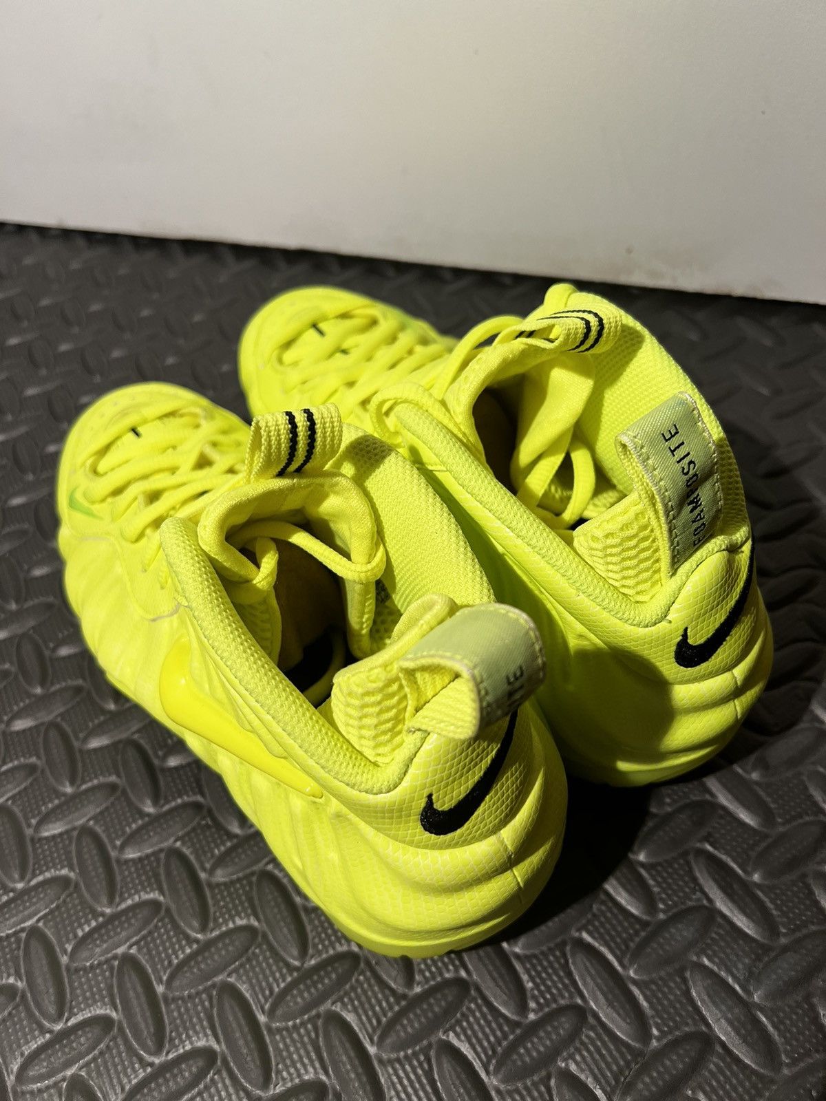 Nike NEW Nike Foamposite Pro Volt Green 2021 size 8 Womens Shoes Size US 8 / IT 38 - 7 Thumbnail