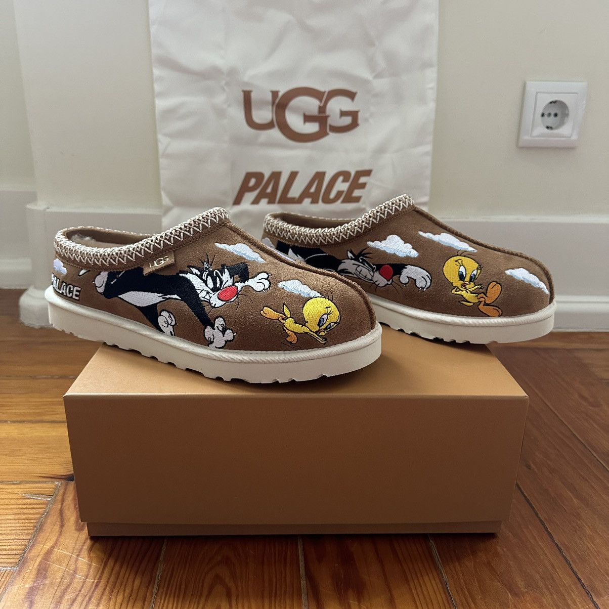 Palace × Ugg Palace UGG Looney Tunes Tasman Slipper Chestnut - Size 42 Size US 9 / EU 42 - 3 Thumbnail