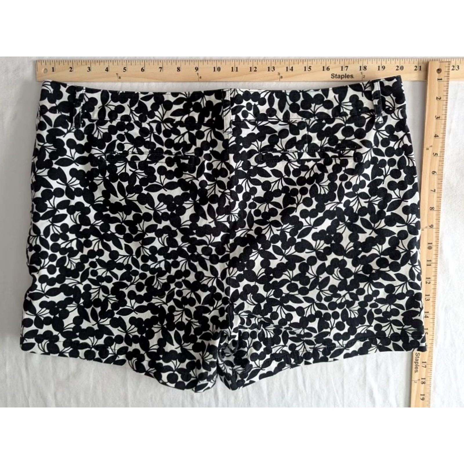 Lands' End Land's End Black Cherry Print Chino Shorts Women's 16 Retro Preppy EUC Size 38" / US 16 / IT 52 - 2 Thumbnail