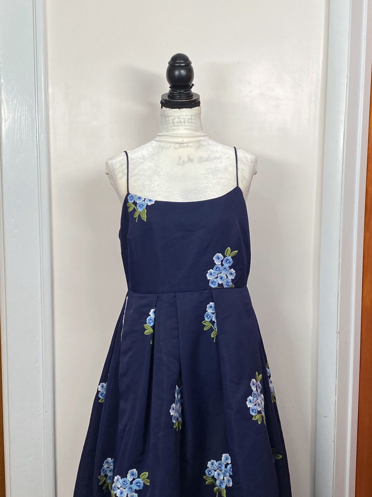 Sachin & Babi Sachin & Babi Pleated Embroidered Midi Dress size 10 Size L / US 10 / IT 46 - 4 Thumbnail