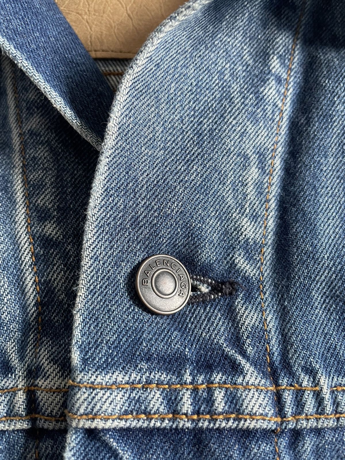 Balenciaga Balenciaga FW17 Oversized Back Logo Denim Jacket Size US M / EU 48-50 / 2 - 6 Thumbnail