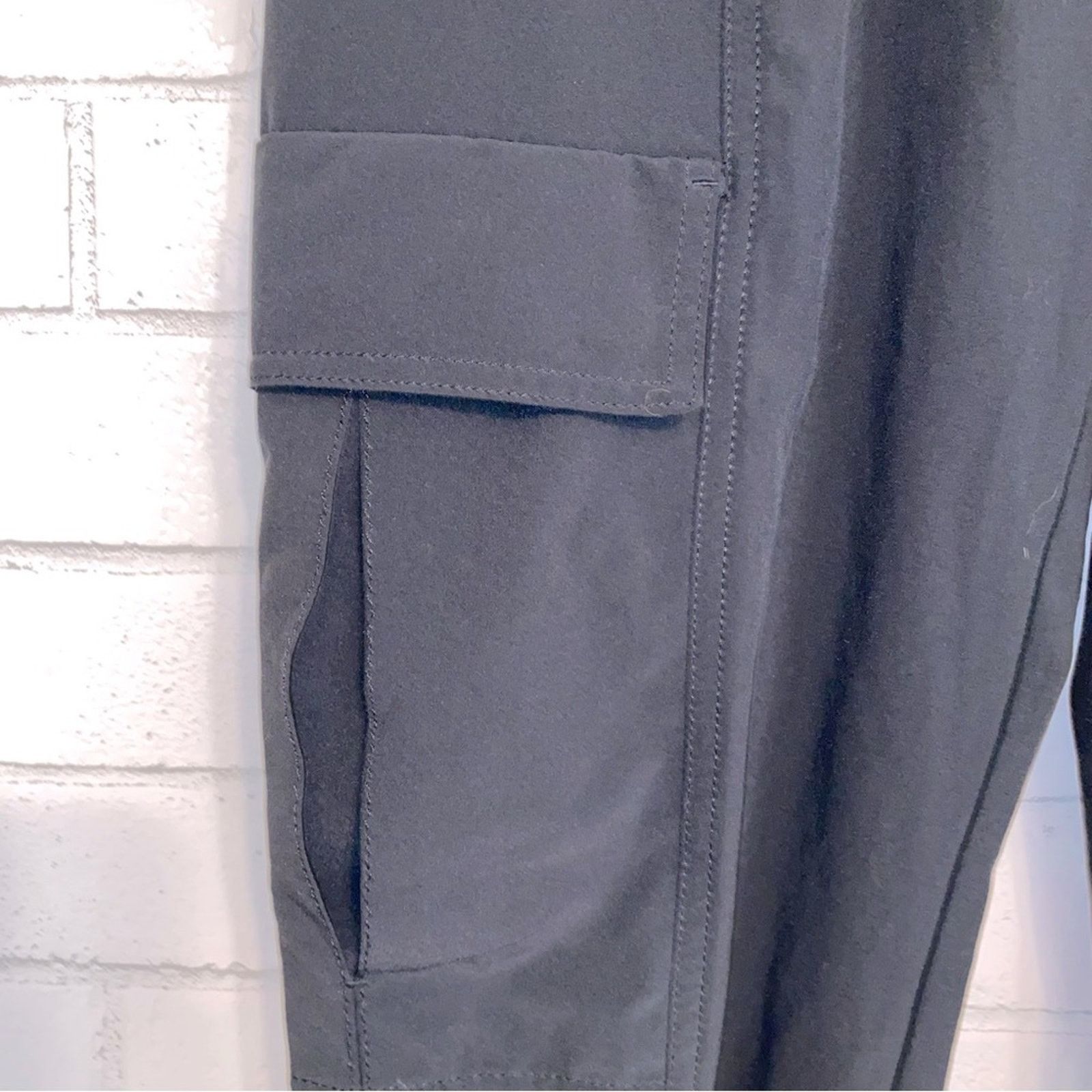 Athleta ATHLETA $98 Chelsea Utility Cargo Jogger Black Sz 4 EUC Size 27" / US 4 / IT 40 - 10 Thumbnail