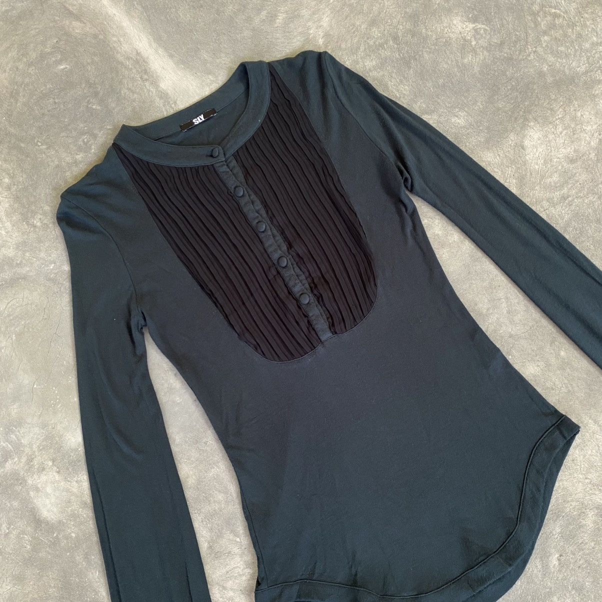 SLY 2000’s Sly Gothic Pleats Half Button Longsleeve Shirt Size S / US 4 / IT 40 - 2 Thumbnail
