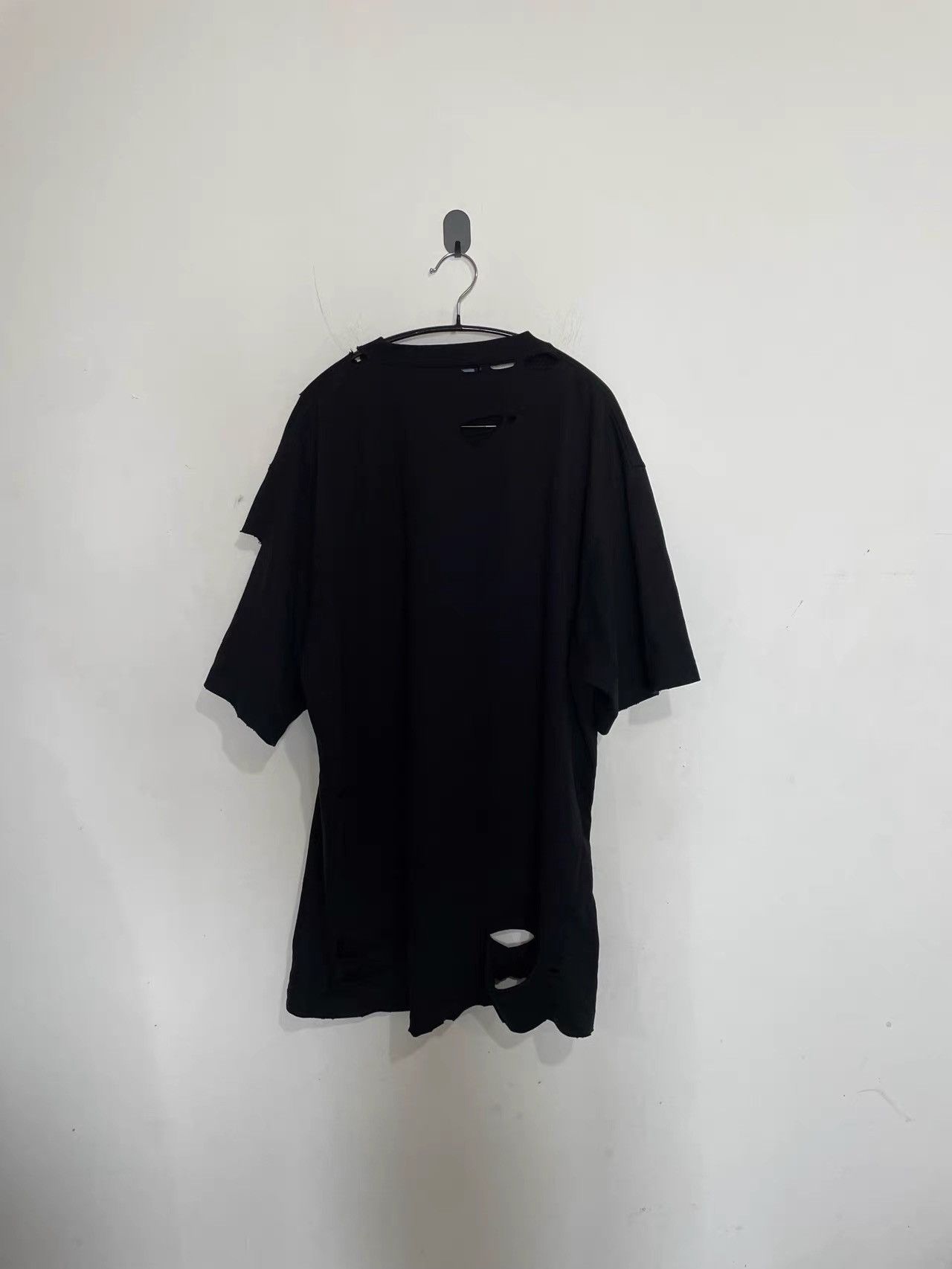 Balenciaga Balenciaga Destroyed Short Sleeve T-shirt K28 Size US XS / EU 42 / 0 - 3 Thumbnail