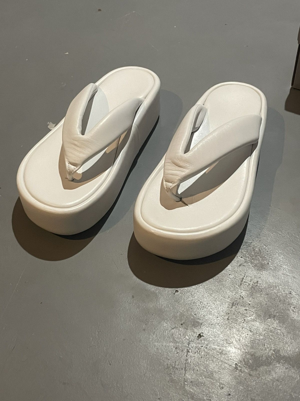Balenciaga Balenciaga Platform Mold Thong-Strap Sandals White Leather Size US 11 / EU 44 - 1 Thumbnail