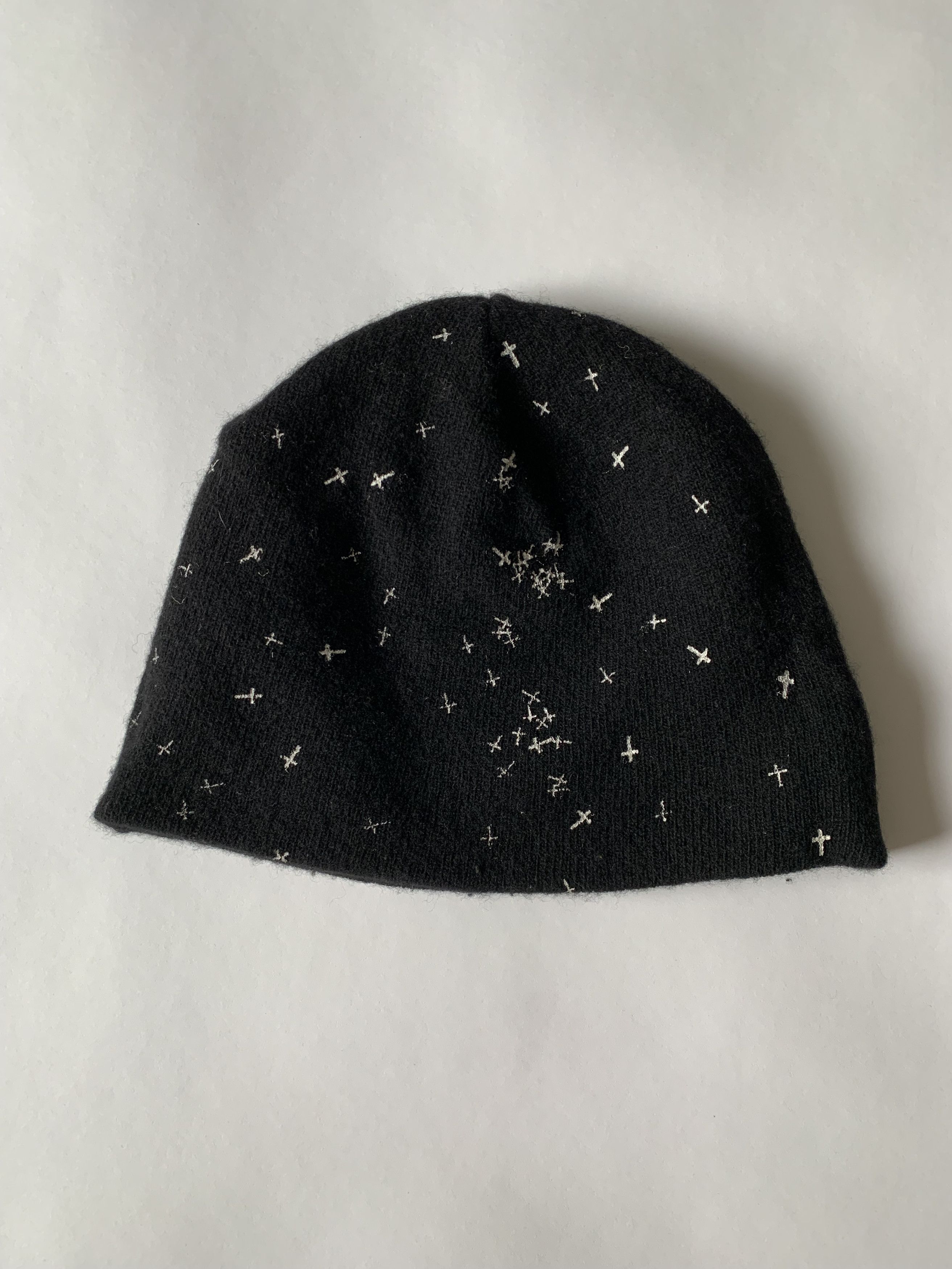 image of Undercover Aw02 Witches Cell Division Crosses Beanie in Black, Men's
