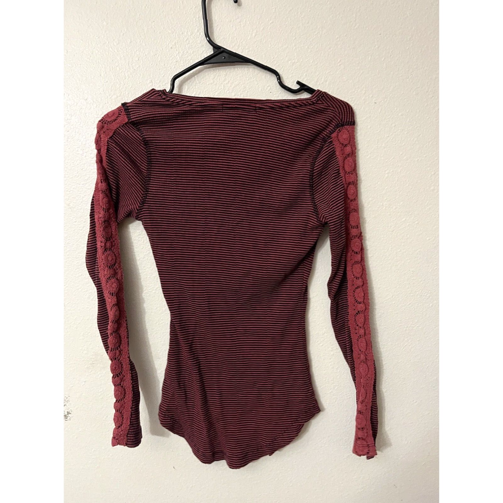 Sanctuary Anthropologie Sanctuary Sweater Womens XS, Henley Scoop Neck Bold Stripe Red Size XS / US 0-2 / IT 36-38 - 2 Thumbnail