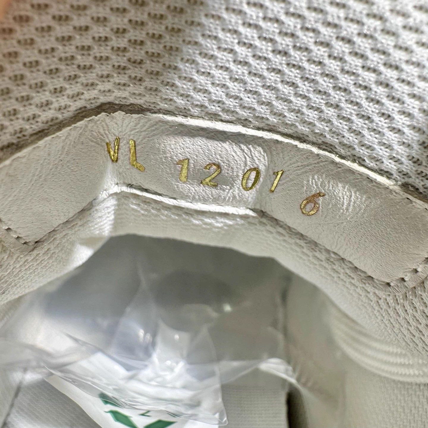 Louis Vuitton Louis Vuitton Trainer White Green 6/40 Worn once Size US 7 / EU 40 - 6 Thumbnail