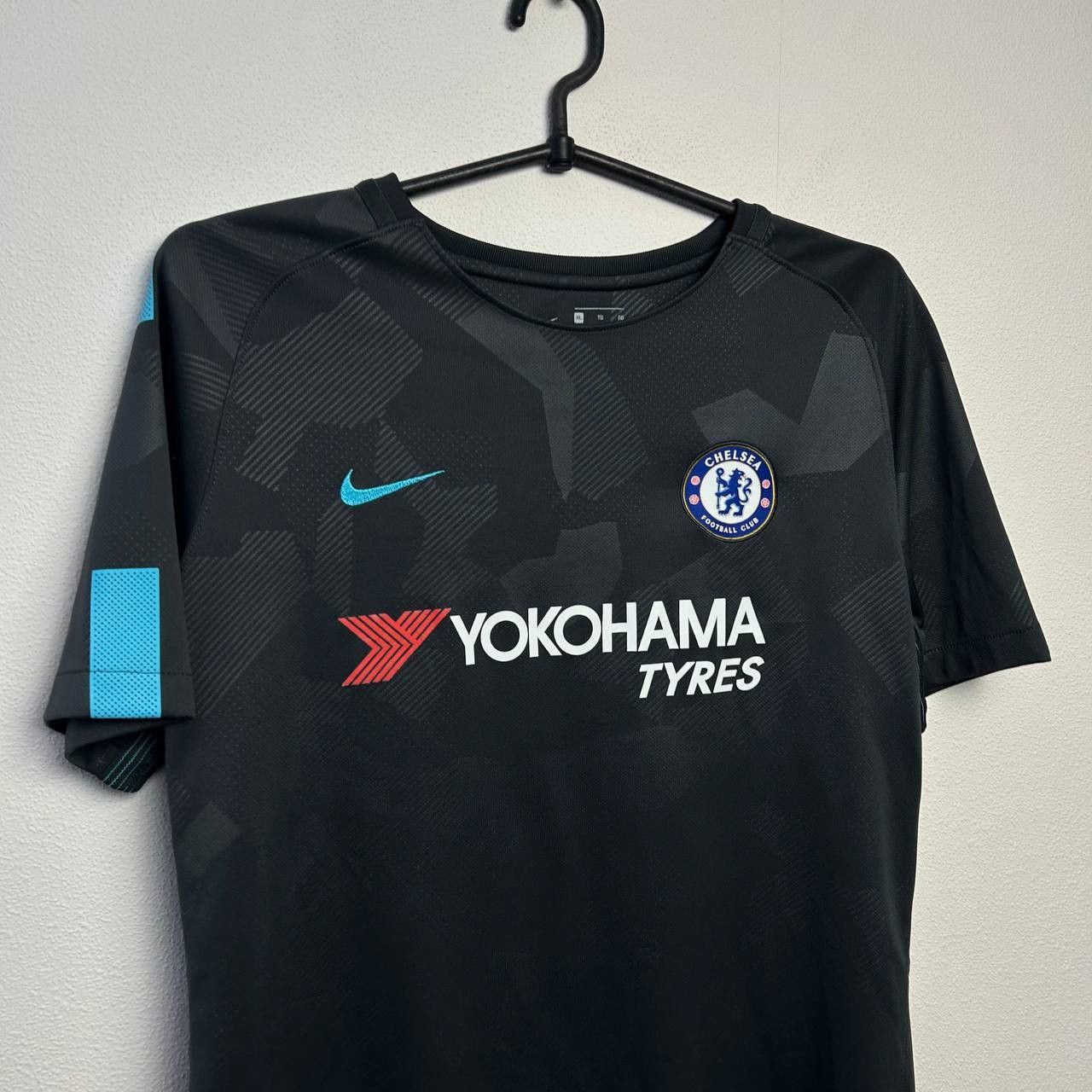 Nike Nike FC Chelsea 13 Courtois player 2017 home soccer jersey Size US S / EU 44-46 / 1 - 3 Thumbnail