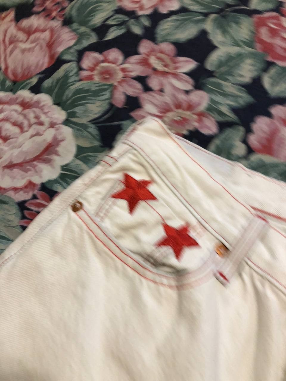 Levi's Vintage Levi's print stars Y2K jeans white streetwear Size 28" / US 6 / IT 42 - 8 Thumbnail