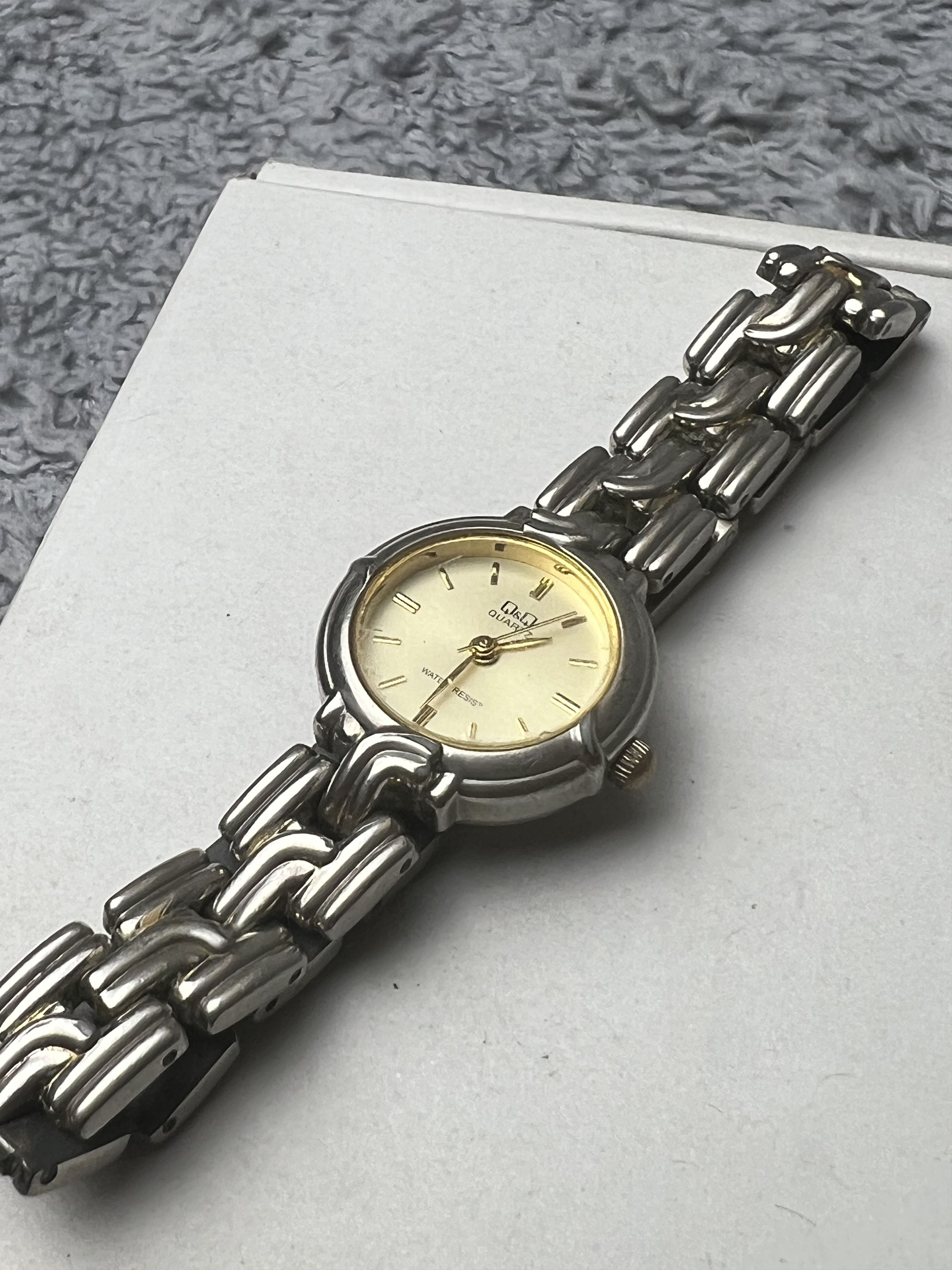 Vintage Futuristic Minimalistic Q&Q Japanese Style Bracelet Watch Size ONE SIZE - 7 Thumbnail