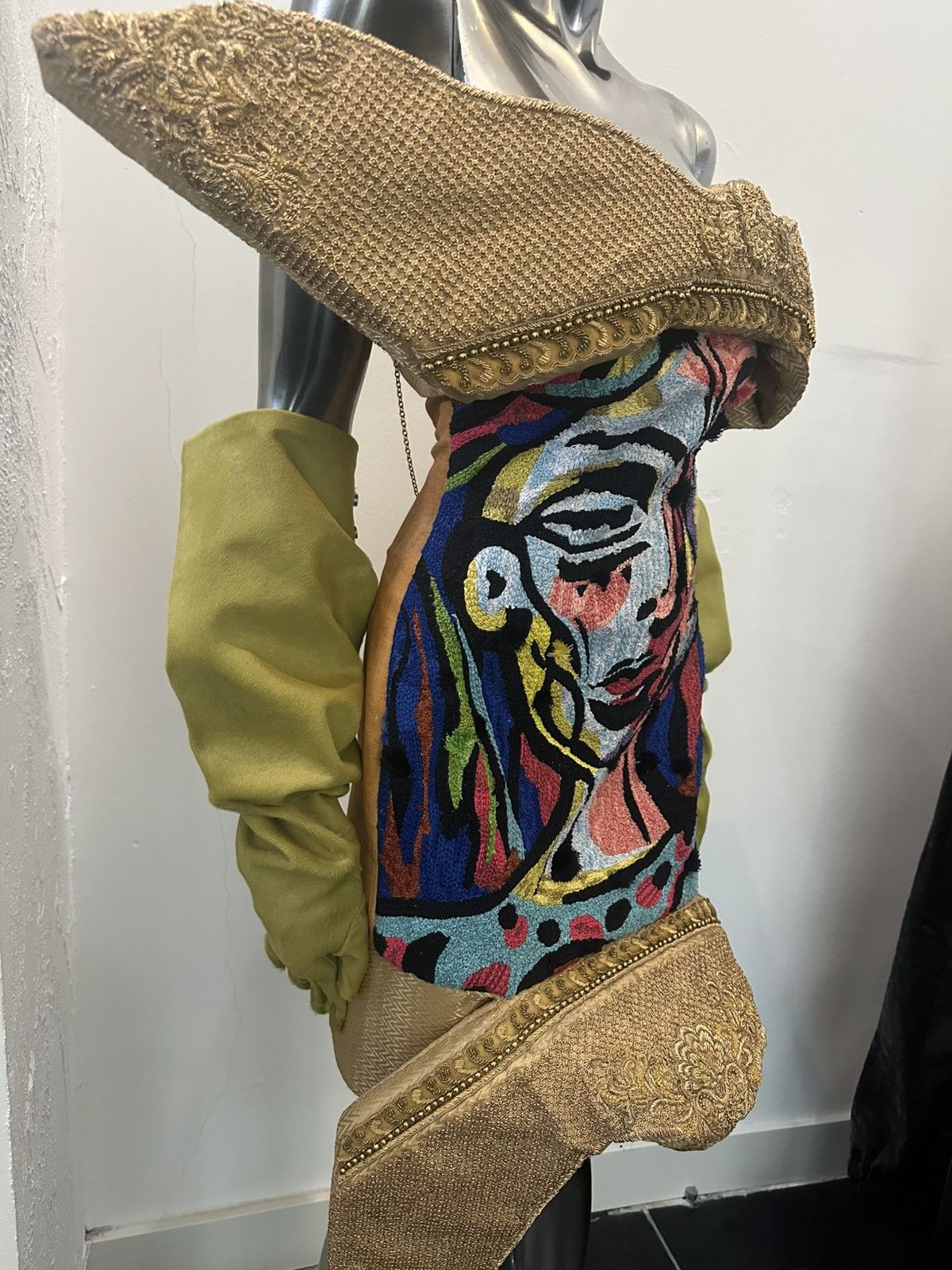 Jeremy Scott Mochino couture SS20 “Woman in a hat” by Jeremy Scott Size S / US 4 / IT 40 - 2 Thumbnail