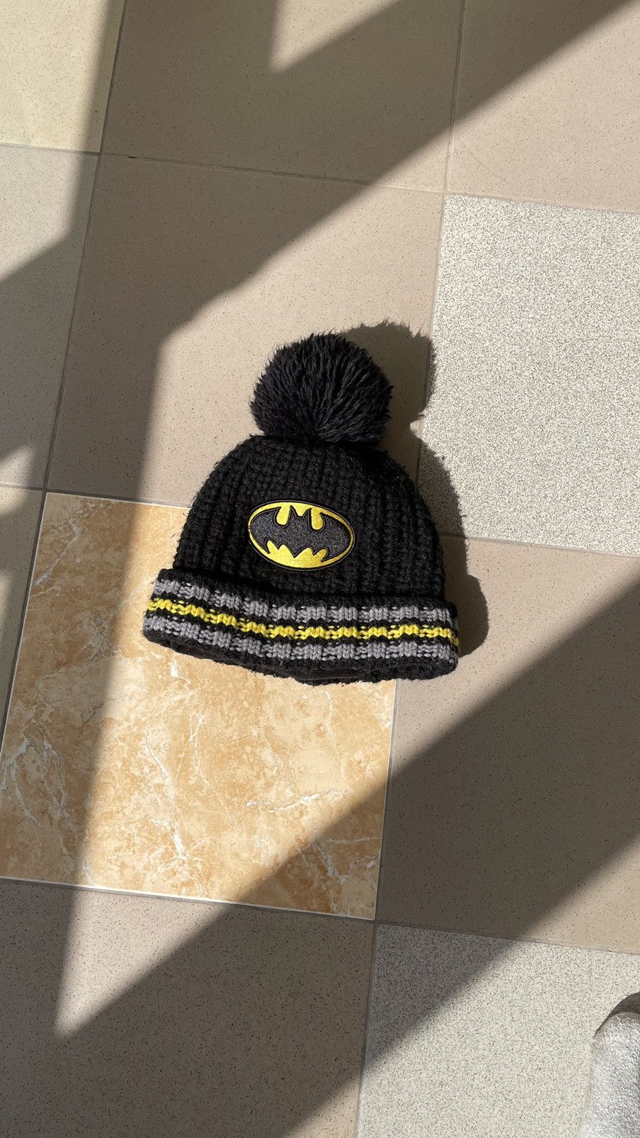 DC Comics Batman Adult/Youth Yellow /Black, OSFM Hat/Beanie NWOT Size ONE SIZE - 1 Thumbnail