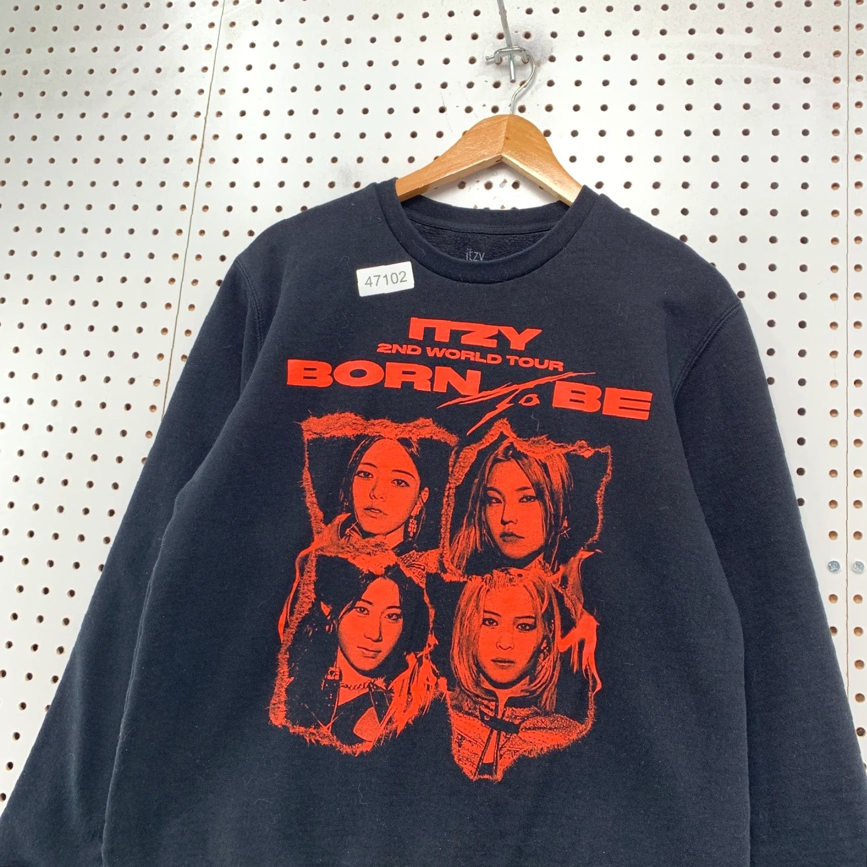 Born VINTAGE ITZY Born To Be Sweatshirt Mens M Black Red K Pop 2nd World Tour Shirt Pullover Crew Neck Music Wordwide Size US M / EU 48-50 / 2 - 7 Thumbnail