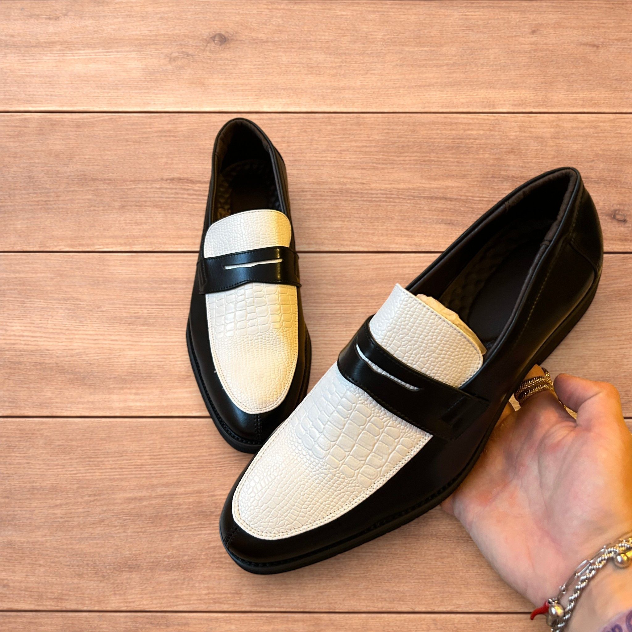 Japanese Brand Classic style loafers shoes in black and white design. Size US 11 / EU 44 - 1 Thumbnail