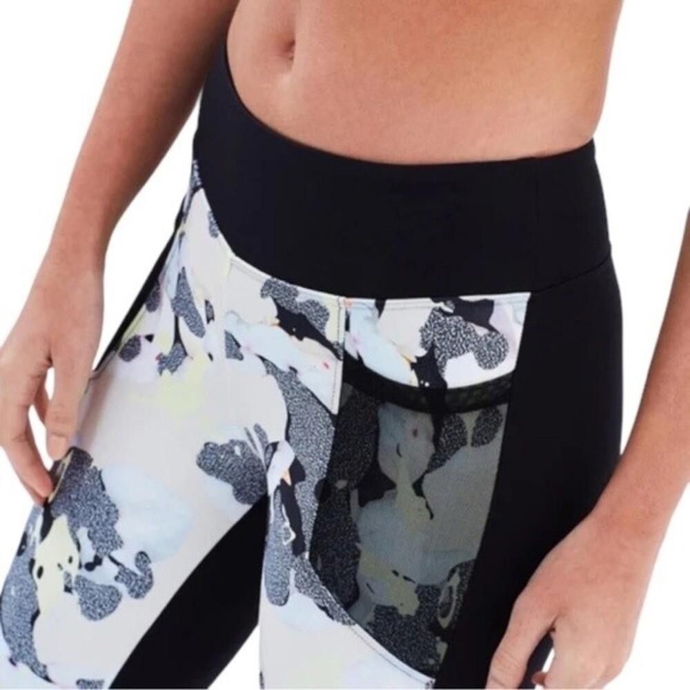 Designer Revolve Koral Magnify Legging in Bloom & Black S Size 28" / US 6 / IT 42 - 3 Thumbnail