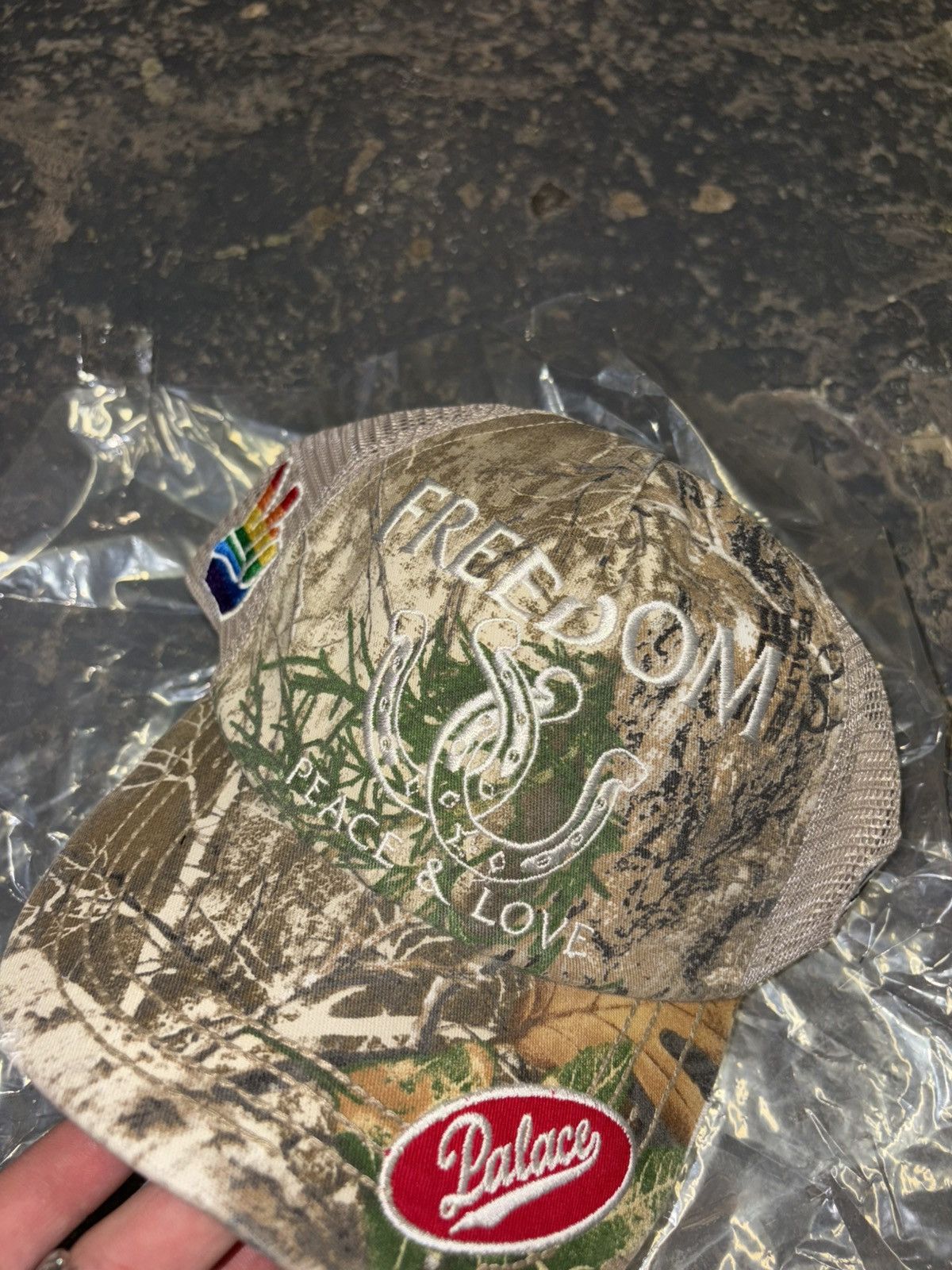 Palace Palace Freedom Distressed Trucker Hat Realtree Edge Size ONE SIZE - 2 Thumbnail