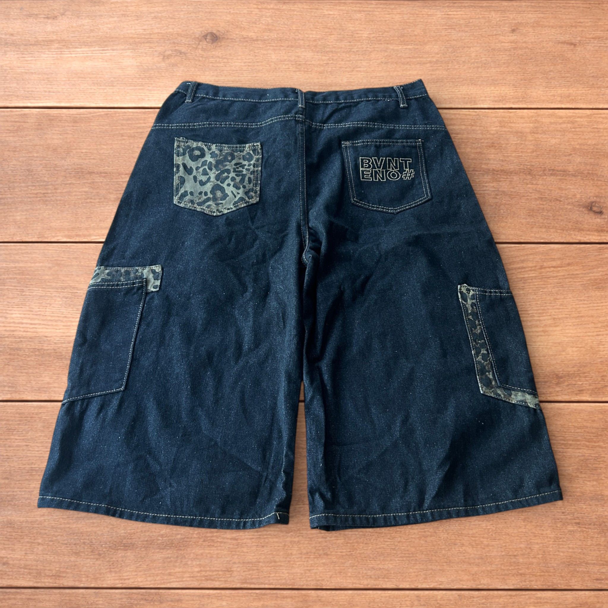 Japanese Brand Vintage style baggy jorts shorts w. leopard print in black. Size US 36 / EU 52 - 1 Thumbnail