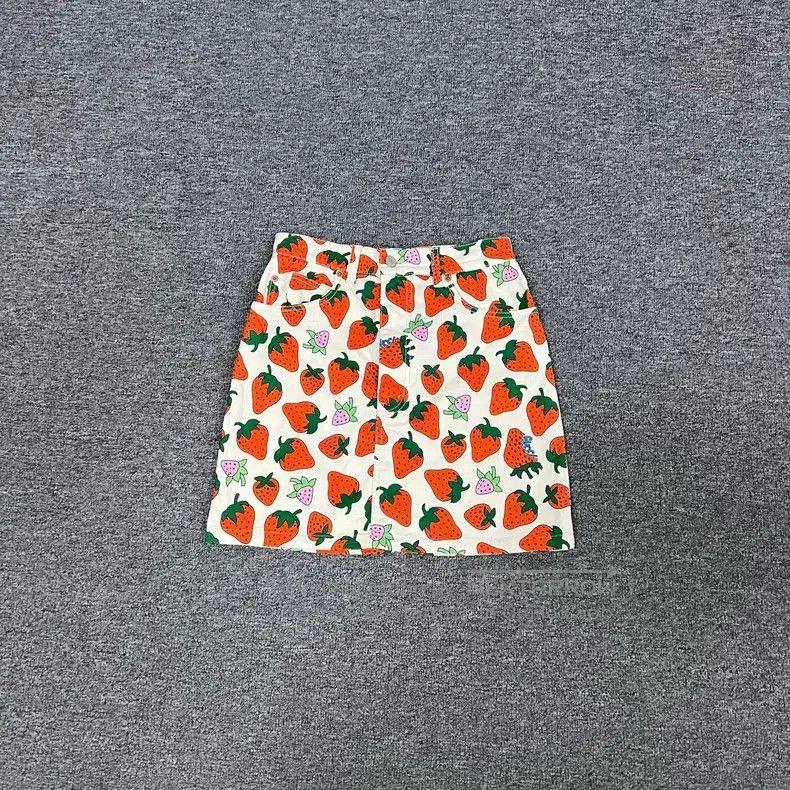 Gucci Gucci Full print, strawberry, short skirt Size 24" / US 00 / IT 34 - 1 Thumbnail
