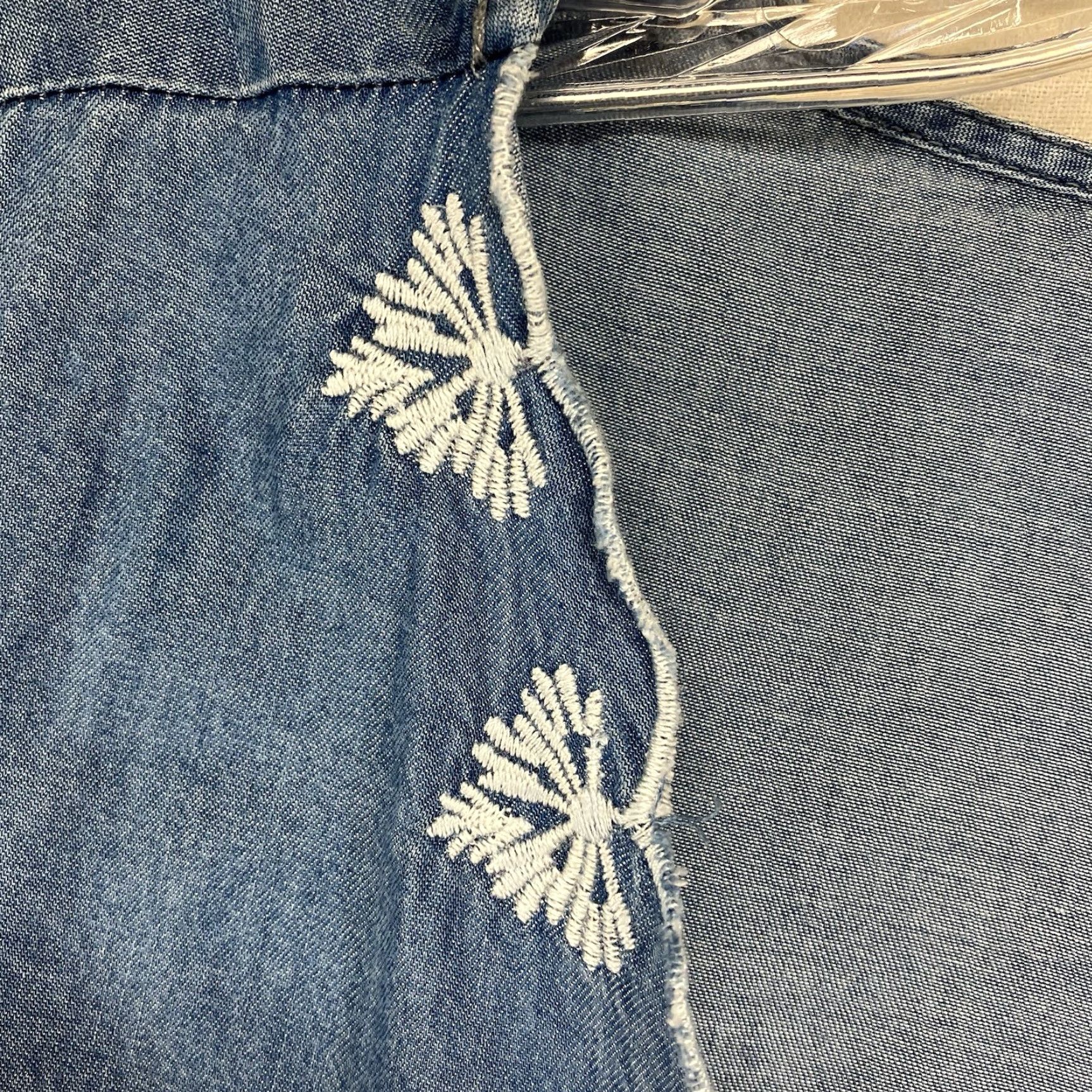 Vintage VINTAGE 1250'C Women's Chambray Shirt Small Casual Bohemian Western Blue Embroidered Lyocell Size S / US 4 / IT 40 - 5 Thumbnail