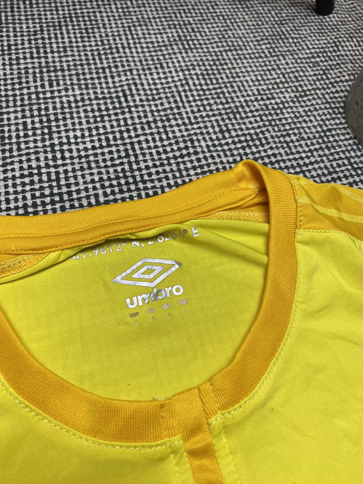 Umbro Girona umbro vintage rare Soccer Jersey Size US L / EU 52-54 / 3 - 11 Thumbnail