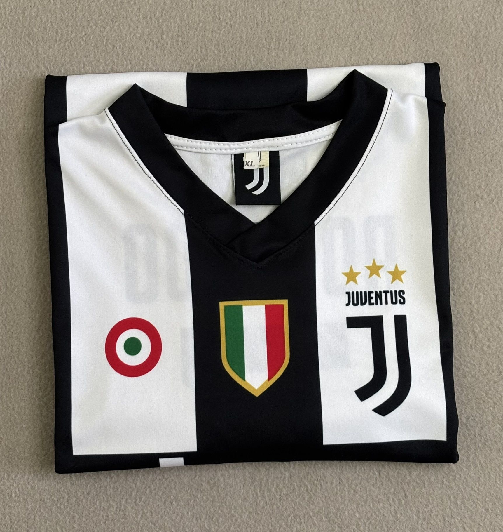 Other Juventus 2018-2019 Ronaldo #7 Football Jersey Size XL Size US XL / EU 56 / 4 - 16 Thumbnail