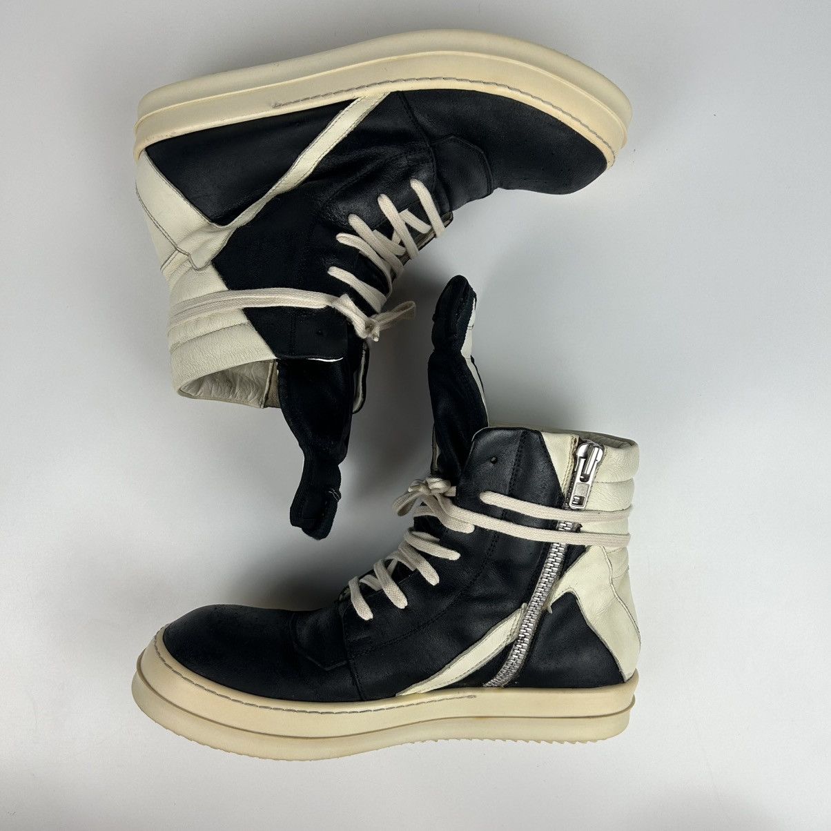 Straye Logan Puff - Black Suede
