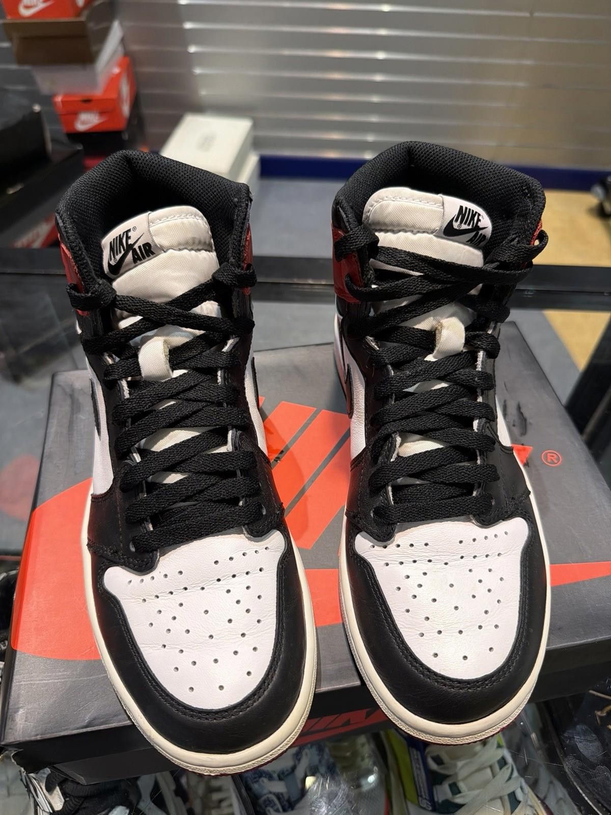 Jordan Brand Nike Air Jordan 1 Retro Black Toe Leather US 8.5 Men's Size US 8.5 / EU 41-42 - 9 Thumbnail