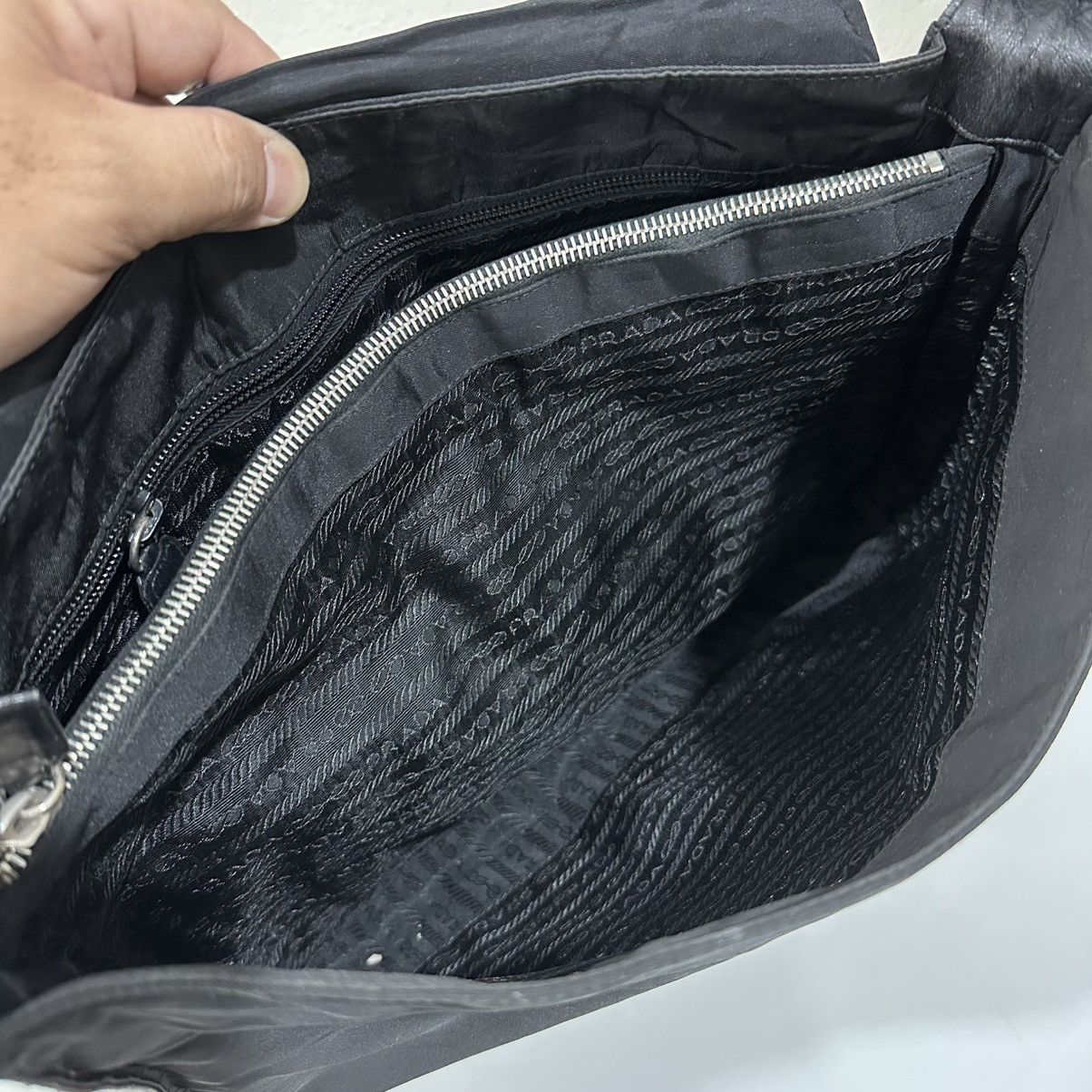 Prada AUTHENTIC PRADA NYLON TRIMMED LEATHER SHOULDER BAG Size ONE SIZE - 12 Thumbnail