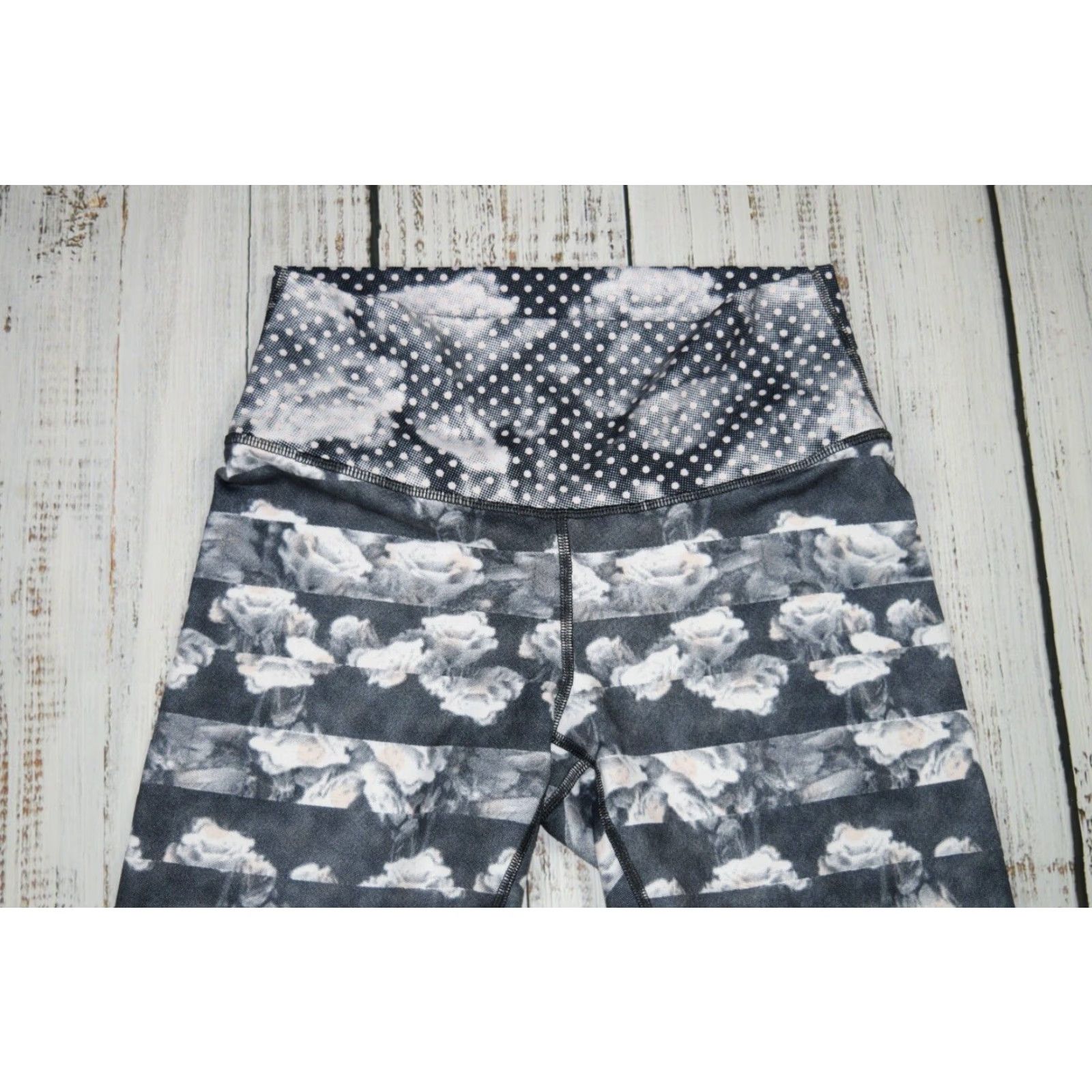Lululemon WOMENS LULULEMON T3 LEGGINGS BLACK ROSE PRINT SIZE 8 ATHLETIC CROPPED STRETCH 30IN WAIST Size 30" / US 8 / IT 44 - 2 Thumbnail