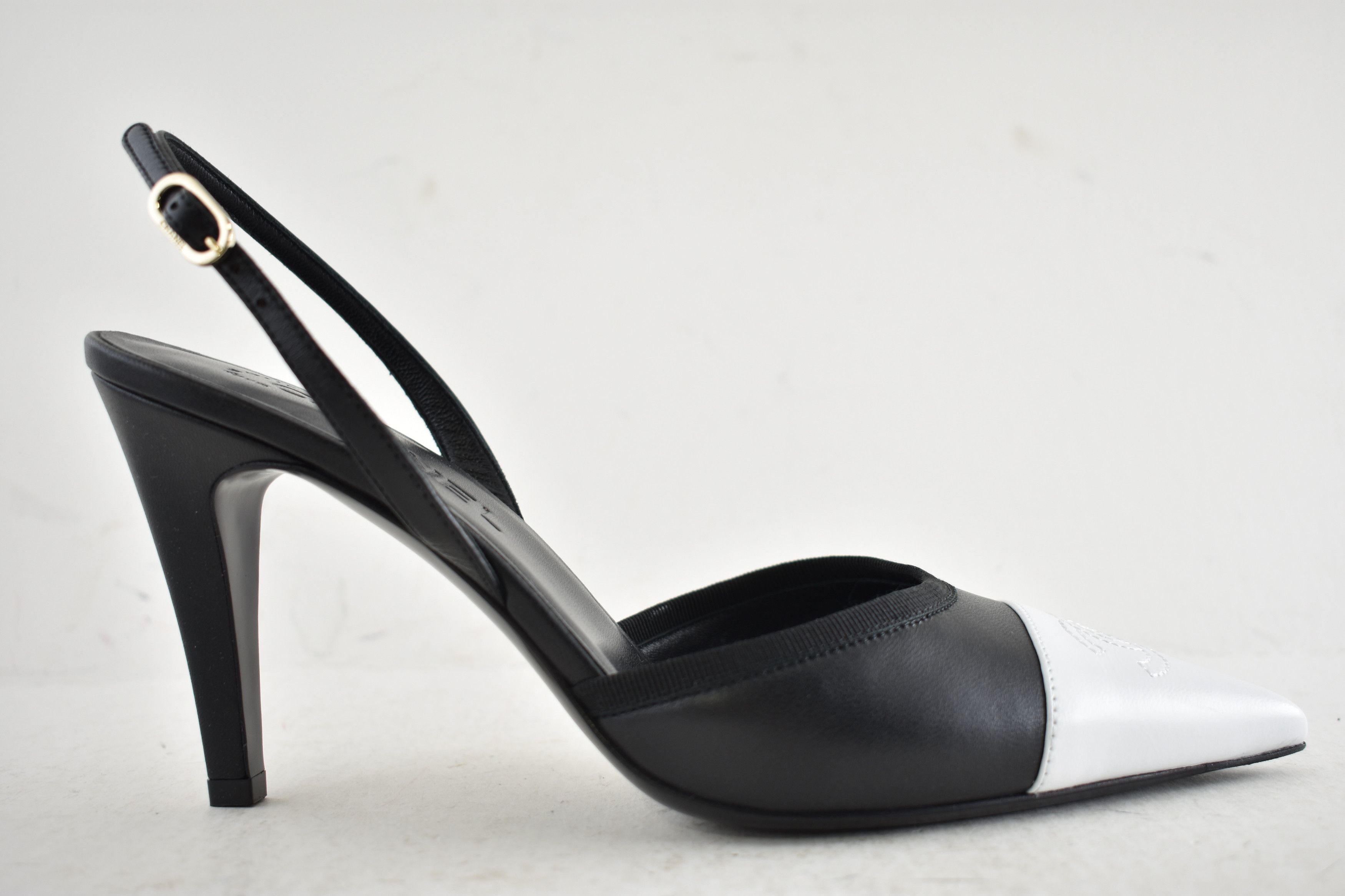 Chanel 26P White CC Logo Pointed Toe Slingback Mule Heel Pump 39.5 Size US 9.5 / IT 39.5 - 2 Thumbnail