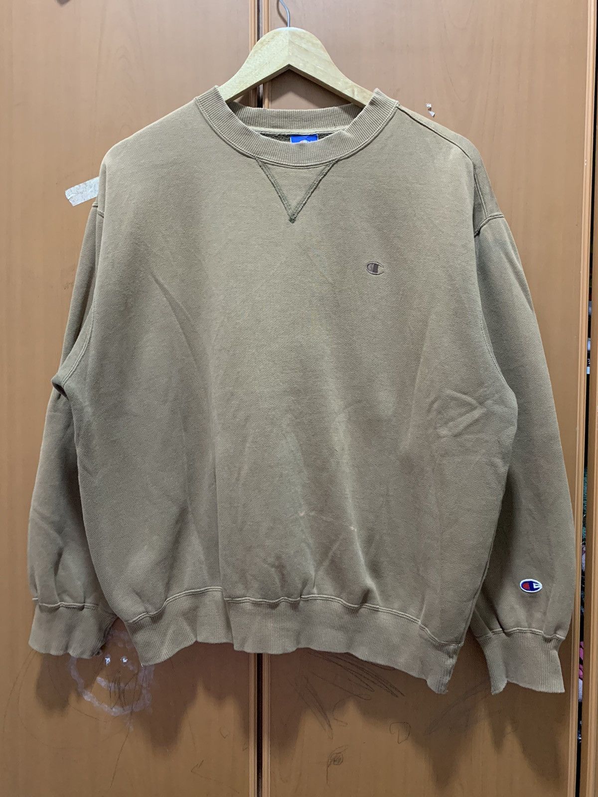 Champion Distressed Vintage Champion Crewneck Size US L / EU 52-54 / 3 - 1 Thumbnail