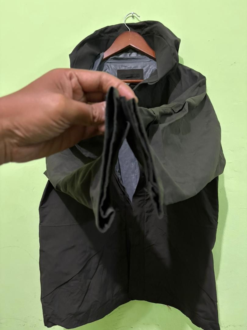Lemaire Lemaire X Uniqlo Waterproof Jacket Olive Color with Hoodies Size US L / EU 52-54 / 3 - 6 Thumbnail