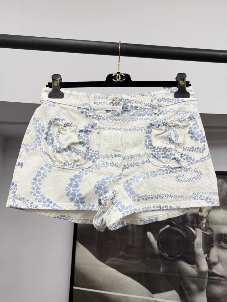 Chanel Chanel White and blue printed denim shorts Size 24" / US 00 / IT 34 - 1 Thumbnail